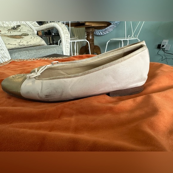 Chanel Size 38 Cream Ballerines with Gold Logo Toe. Timeless. - Picture 4 of 8